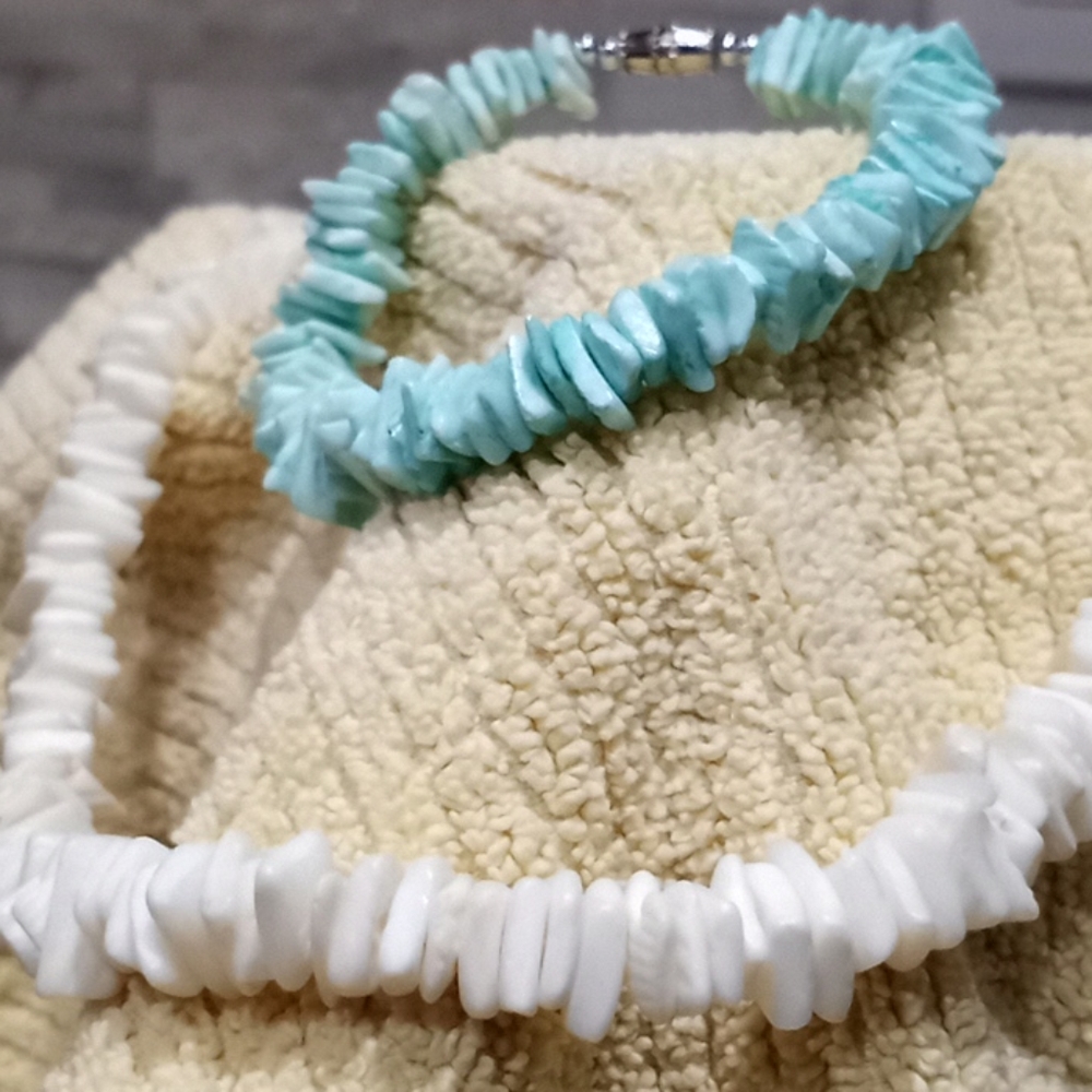 Puka shell necklace and bracelet set (885)